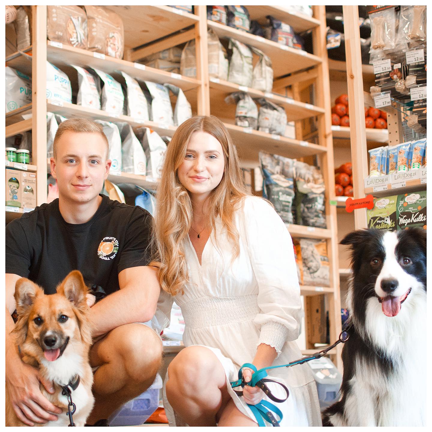 Wnętrze sklepu BarkShop — drewniane półki pełne produktów